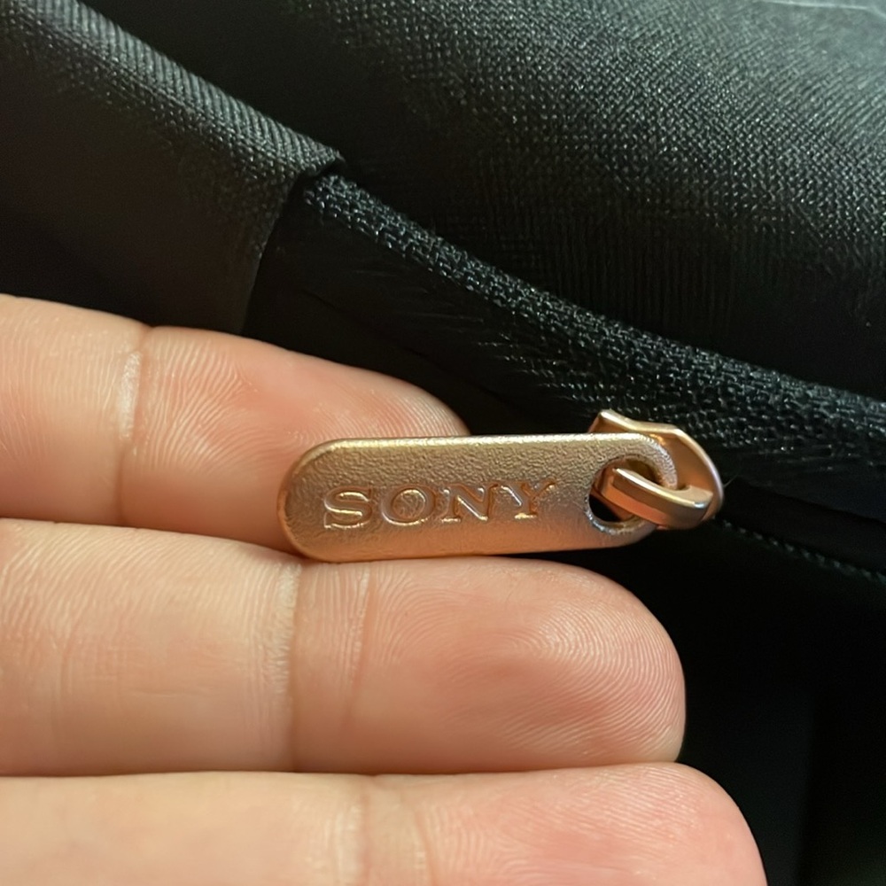 Sony headphones with adapter - Picture 2 of 9